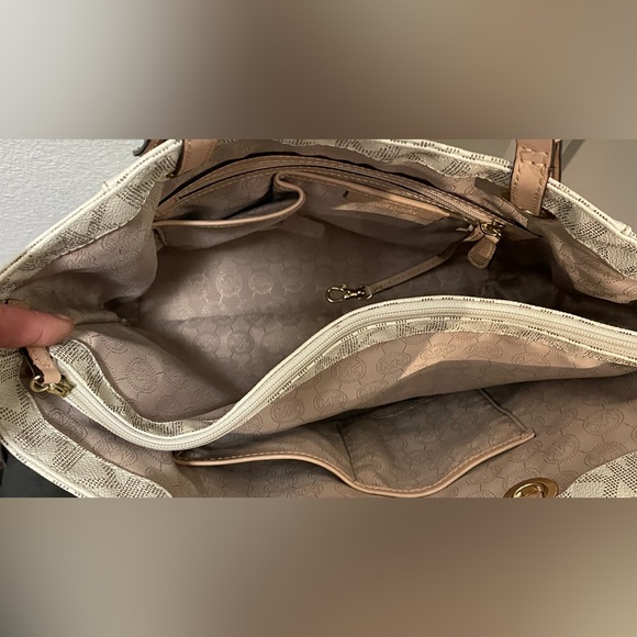 Michael Kors Jet Set Tote Bag - Picture 4 of 14